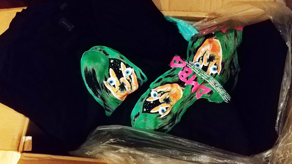 DMBQ_info's tweet photo. 〈DMBQ STORE〉

新しいTシャツがでっかい箱で届きました。
サイズ毎に仕分けて、たたんで等の準備と、
いつもオマケで付けているDMBQ STOREのステッカーも新しく刷っていますので、それが届き次第通販開始となります。
もう少々お待ちください。

https://t.co/zLoGEHhBkA https://t.co/sYelTbqzUZ