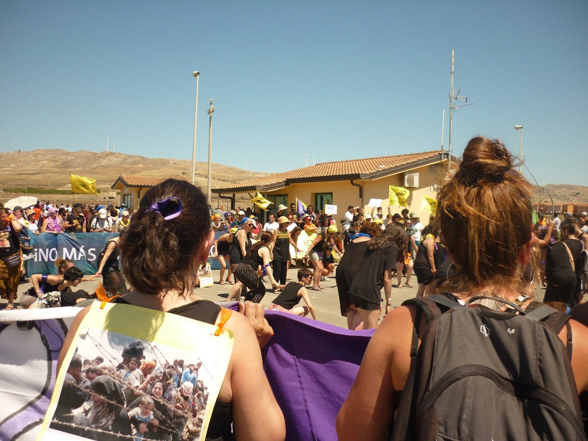 ➡️De l'11 al 20 d juliol, la Caravana recorrerà punts crítics de fronteres com Irun, Portbou, Calais, Dunkerque i Tolosa.

➡️L'objectiu és clar: mobilitzar i visibilitzar les condicions inhumanes q afronten les persones migrants a les fronteres europees (i a les externalitzades).