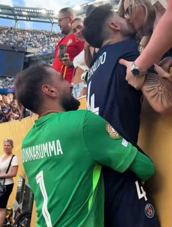 Wow! So Donarumma lifted Beraldo to kiss his gf... That's more than an assist... But short men though😁