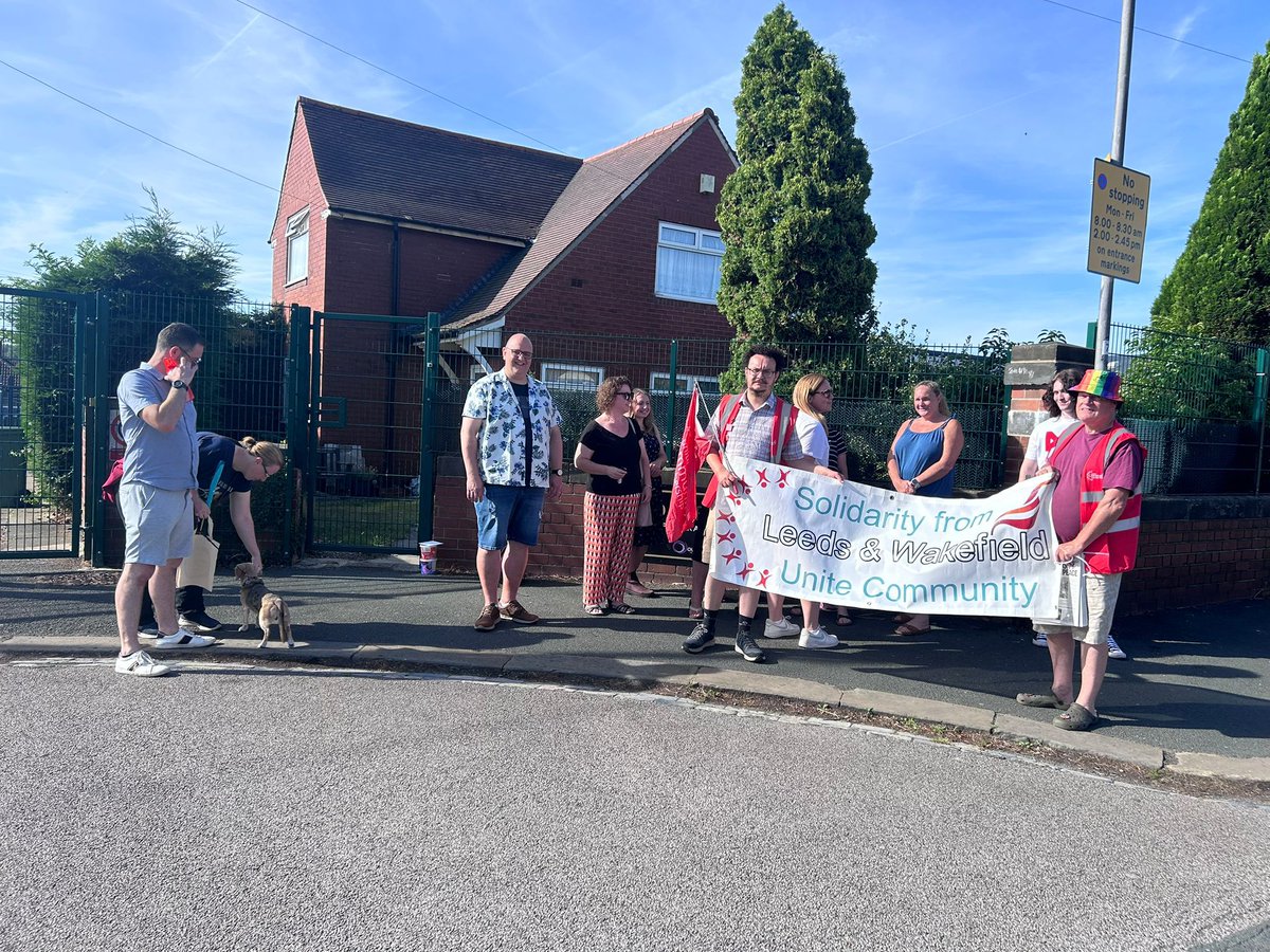 unitecomleeds's tweet photo. The @NEUnion picket still going strong @ Outwood Academy Freeston this morning #OGAT
Grateful for the chance to bring not only #solidarity, but also congratulations for a striker's birthday! Can’t think of many better ways to start a birthday than engaging in shared struggle 🤝🎂 https://t.co/M87u3d0R5K