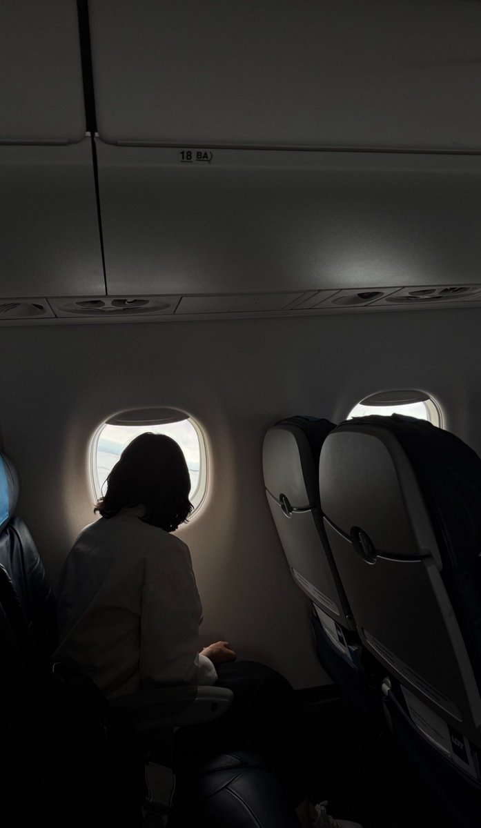 عن البال ..ماراحت طواريك لجل تعود
مثل كل "ليلة طيش"مـرّت على تايـب

طبيعي بـ أن النـاس تستشعر المـوجود
وأنا أستشعرك موجود وأستشعرك غايب،،🚶🏻‍♂️