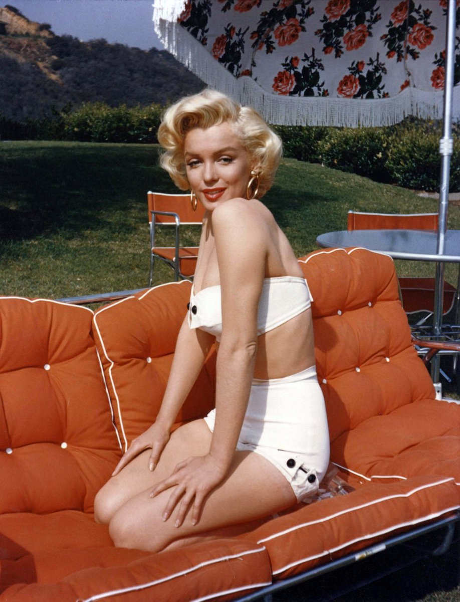 This cover photo of Marilyn Monroe was shot by photographer Mischa Pelz in 1952 as part of a commercial layout for Deeco lawn furniture. According to Pelz, Marilyn had known him for some time and did the shoot as a friendly favour. The photos were rediscovered many years later by
