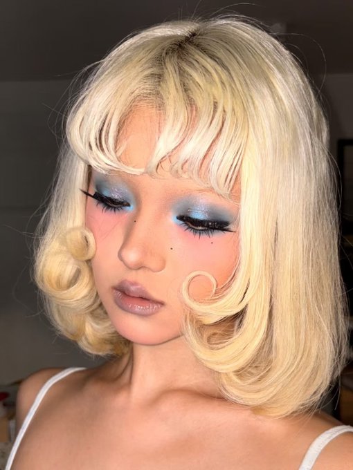 👽✨
Elevate your game with this stunning makeup and hair combo—pure elegance meets edgy flair. Ready to slay the fashion scene! #FashionGoals #MakeupMagic #ChicStyle