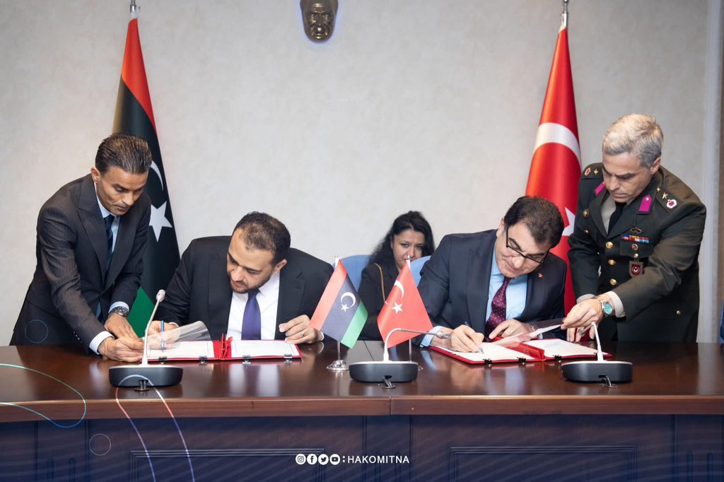 emad_badish's tweet photo. 🇱🇾🇹🇷..

وكيل وزارة الدفاع عبدالسلام زوبي يوقع مع وزير الدفاع التركي يشار غولر اتفاقية لرفع قدرات الجيش الليبي
الاتفاقية تشمل بنودًا للتعاون في مجالات التدريب العسكري المتقدم، وتبادل الخبرات، والدعم الفني واللوجستي 

زوبي: الاتفاقية خطوة مهمة لتأهيل وتطوير منتسبي الجيش الليبي. https://t.co/YDB21eLgLP