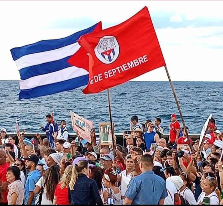 Los #CDRCuba en defensa de la Revolución porque #CubaEstáFirme y con #HonorHolguinero seguiremos en combate