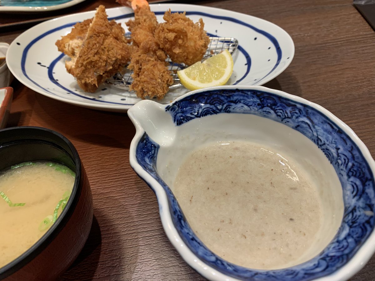mizmiz_toshi's tweet photo. 今日の一枚。。。暑さに湿度が加わって、息苦しさを感じる木曜日。
トロけるような暑さで頭がトロトロ。。。
トロトロ。。。
トトロロ。。。
ん？トロロ。。。
と言う連想で夕食はとろろ。
自然薯で美味い！

#とろろ屋　#LACHIC https://t.co/tqR5EKZxJe
