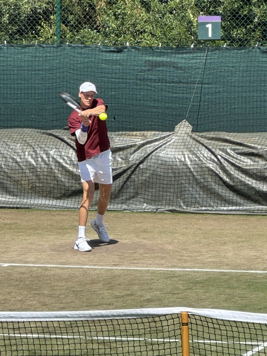 CarloGalati's tweet image. Jannik #Sinner ora in campo con Pigi #Basile

#Wimbledon #tennis🎾