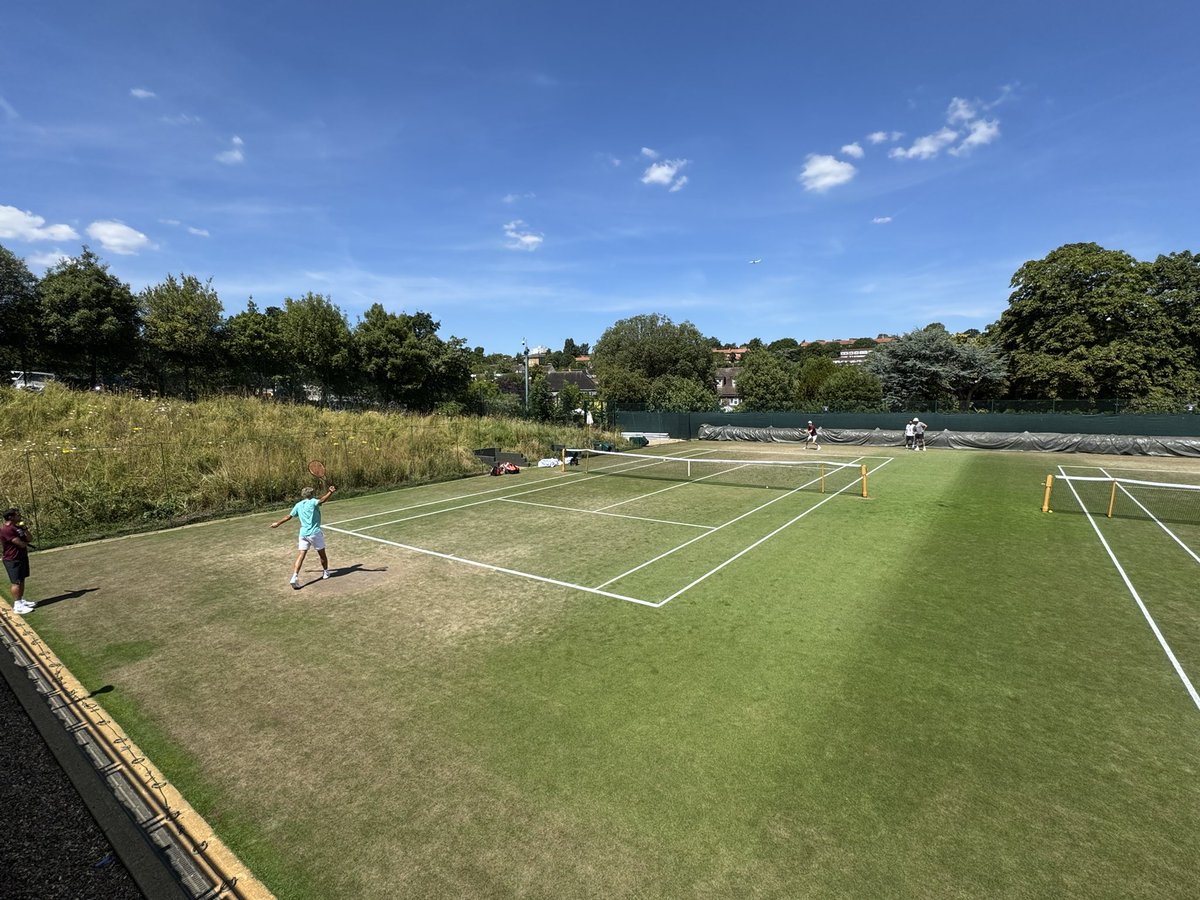 CarloGalati's tweet image. Jannik #Sinner ora in campo con Pigi #Basile

#Wimbledon #tennis🎾