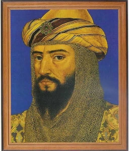 'Ne Mutlu Gariplere...

Selahaddin her şeyde garipti. Türkler çağında Kürt, Zengiler zamanında Eyyubi, Mısırlılar arasında Şamlı, ordu komutanları, asilzadeler ve ileri gelenler arasında gençti.

Askerler arasında bir diplomat, alimler ve fakihler arasında bir askerdi. Fatımi