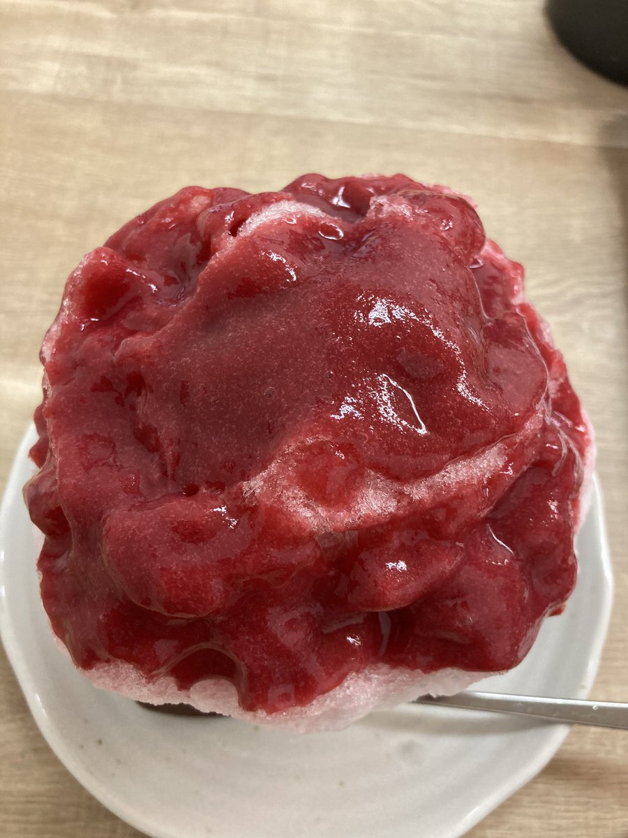 Io7Jk2's tweet photo. 浅草橋
Boogiee  
るばーぶ🌱　　1500円

鮮やかな赤色なのでイチゴに見えますが、ルバーブという植物の茎を使用した珍しいかき氷です。
中には水切りヨーグルトが入っています🍧

#かき氷　#東京かき氷　#ルバーブ https://t.co/fEwdcVeDz3