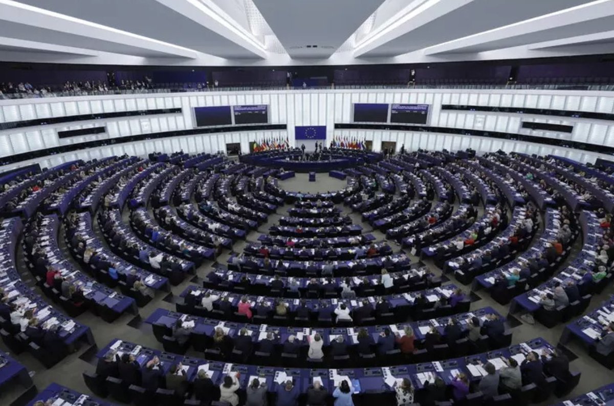 ANSA Europa (@ansaeuropa) on Twitter photo L'Eurocamera boccia la sfiducia a <a href="/vonderleyen/">Ursula von der Leyen</a>: la mozione di censura viene respinta con 360 no, 175 sì e 18 astenuti.
#ANSAEuropa
#Ursulavonderleyen
ansa.it/europa/notizie… L'Eurocamera boccia la sfiducia a <a href="/vonderleyen/">Ursula von der Leyen</a>: la mozione di censura viene respinta con 360 no, 175 sì e 18 astenuti.
#ANSAEuropa
#Ursulavonderleyen
ansa.it/europa/notizie…