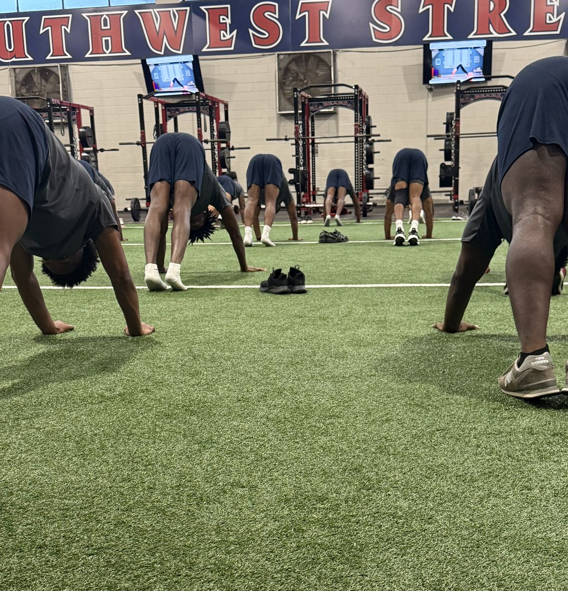 Earvin_Moore's tweet image. Another day to Add Value 📍