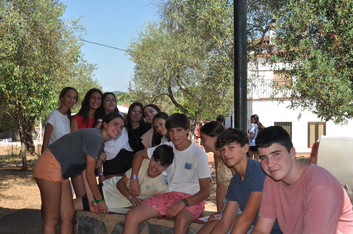 En el campamento de 3º y 4º estamos construyendo comunidad🫂 Como Pedro, también hemos sido llamados por Jesús a seguirlo y vivir con autenticidad 💙

Hoy nombramos nuestros miedos, mañana nos atrevemos a mirarnos con más verdad. En el centro está Él, que nos ama tal como somos.