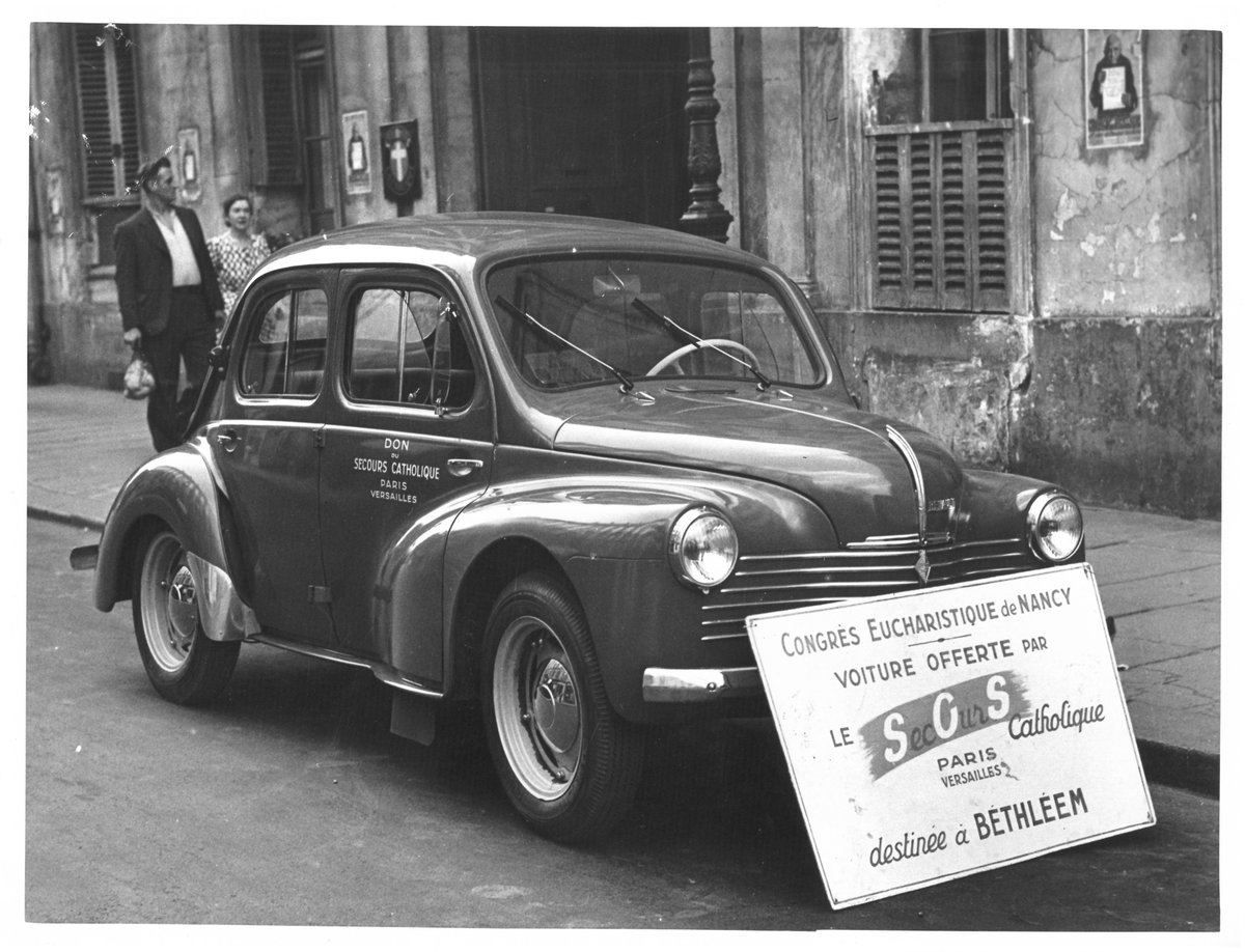 ArchivesEglise's tweet image. #jeudiphoto 📸 | Lors du congrès eucharistique de Nancy du 10 juillet 1949, le Secours catholique organisa une cérémonie de l'offrande. Parmi les dons symboliques, une #4CV, portée par 8 ouvriers.
La voiture fut donnée à Bethléem par l'abbé Rodhain lors d'un voyage en Palestine.