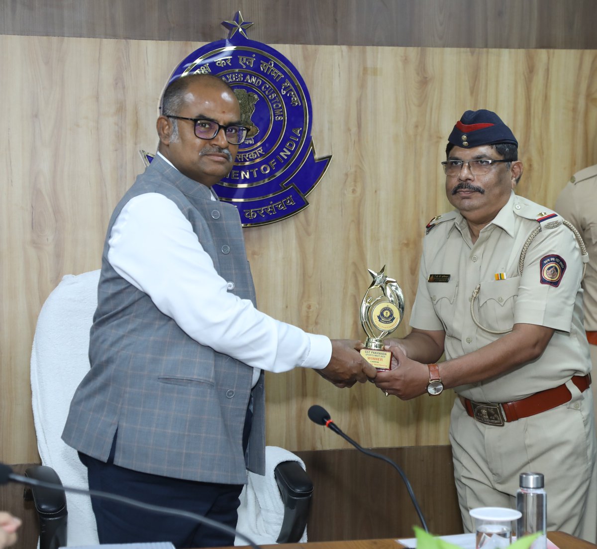 Shri K. R. Uday Bhaskar, Pr. Chief Commissioner, Mumbai Zone, inaugurated Hindi Patrika “ठाणे कर दर्पण” showcasing achievements &amp; creativity, and felicitated Sports Tournament winners, applauding their enthusiasm &amp; team spirit. <a href="/cgstmumbaizone/">CGST Mumbai Zone</a> <a href="/cbic_india/">CBIC</a> <a href="/FinMinIndia/">Ministry of Finance</a> #CBIC