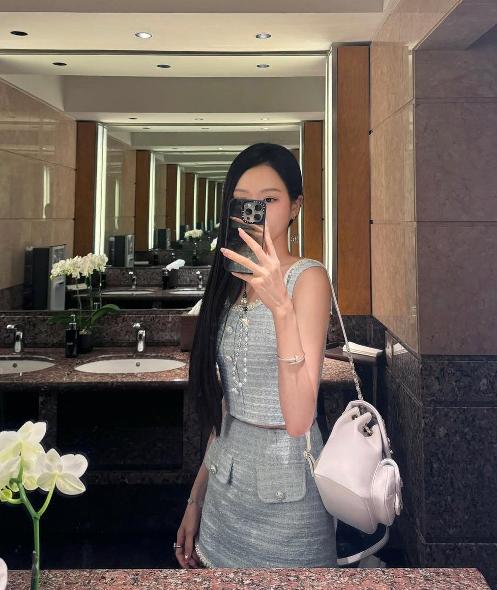 lachapec1's tweet image. Elegance captured in the mirror.
This powder-blue tweed set blends timeless charm with modern simplicity. With thoughtful accessories and a statement bag, beauty is a quiet constant—wherever you go.
May every day bloom with confidence and grace. 🌸
#OOTD #TweedStyle #ElegantLook