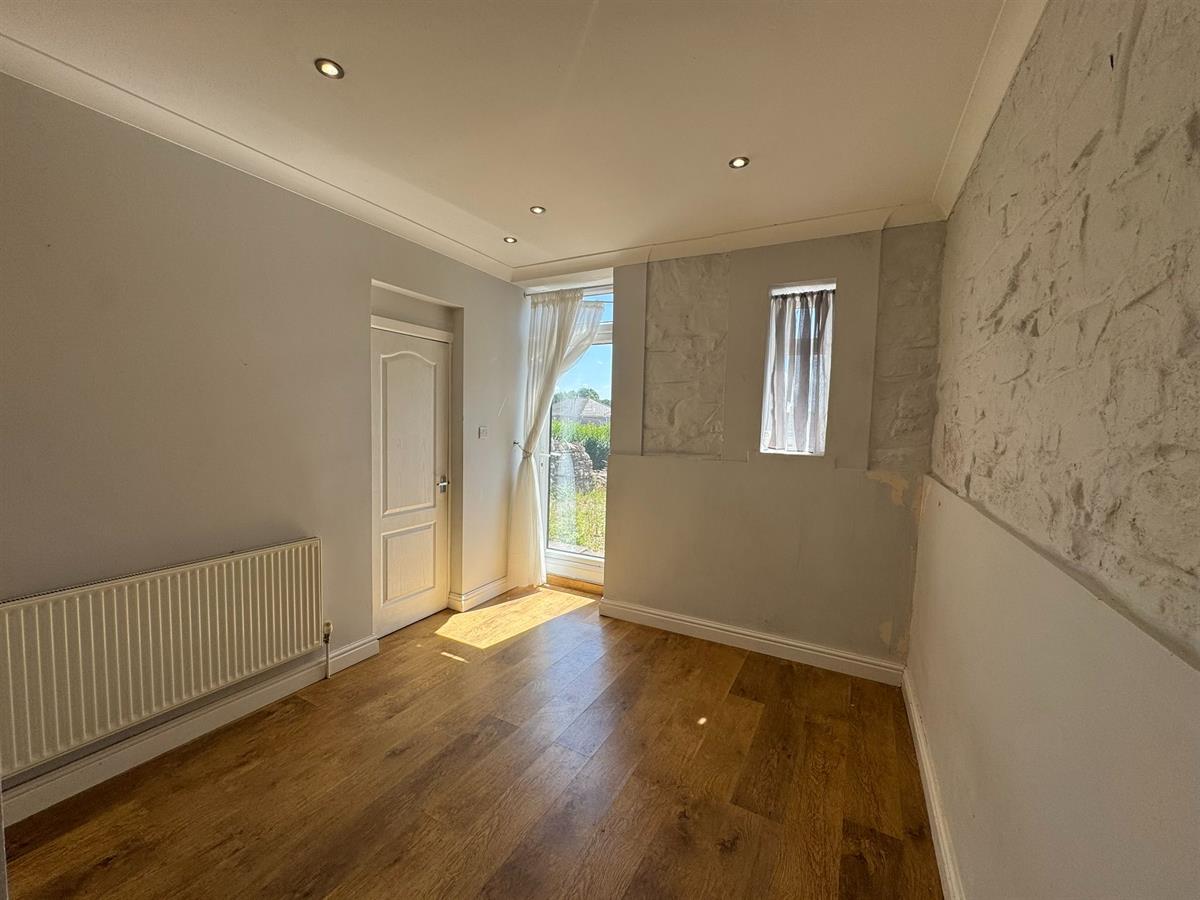 New to market - 2 Bed Flat, Basement Flat, 42Penybont Road, Pencoed, Bridgend, £825pcm. View details: smart-lettings.co.uk/propertydet.as…