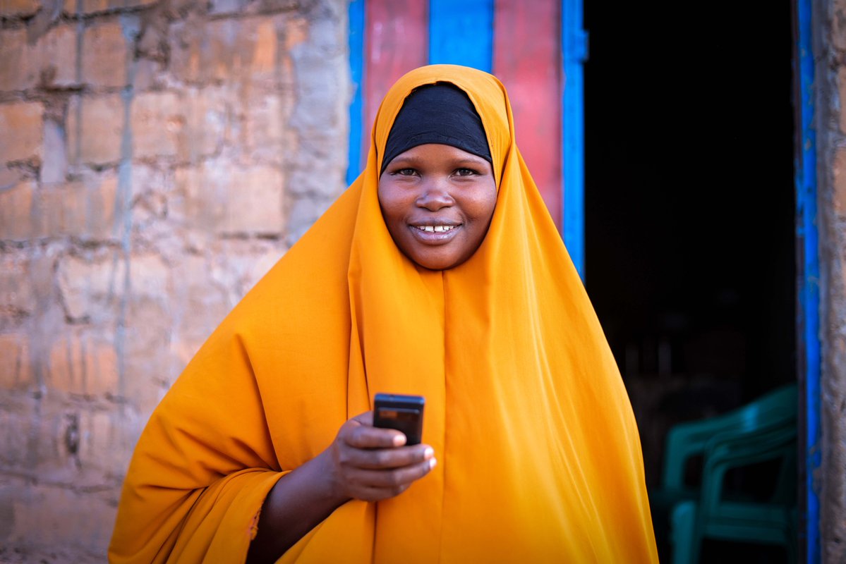 unicefsomalia's tweet image. What does a lifeline look like in #Jariiban? For mothers like Fadumo, it’s the power to choose.
Funded by @BMZ_Bund through @KfW_FZ_int, the Child-Sensitive Social Protection Programme provides regular cash support to over 27k women, enabling them to support their families.