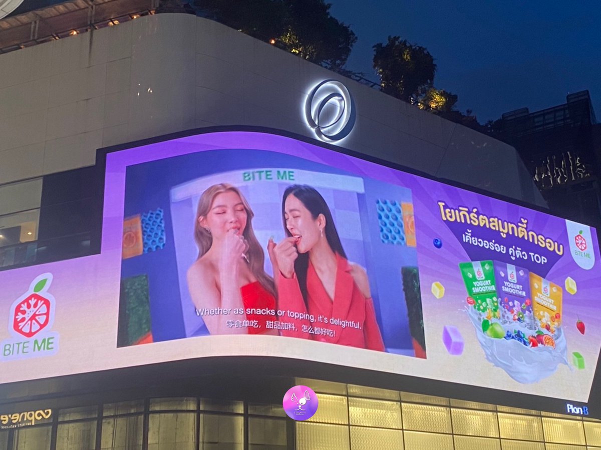 LingOrm_BH's tweet image. 🔥ไบท์มีไม่ใช่แค่ทำถึง แต่ทำเกินนน! จอ LED ที่มี “หลิงออม” เต็มตาแบบนี้คือสวรรค์ของคนคีพคู่จริงๆ 💖✨

กิจกรรมฟินขนาดนี้ แอดมินบ้านคู่จะพลาดได้ยังไงคะ  📸 ลุยค่ะ เก็บโปรเจกต์ให้ครบทุกมุม แถมยังมีลุ้นเป็น 100 คนแรกที่ได้รับ Gift Set สุดพิเศษจาก BITE ME ไปแบบจุก ๆ อีกต่างหาก…