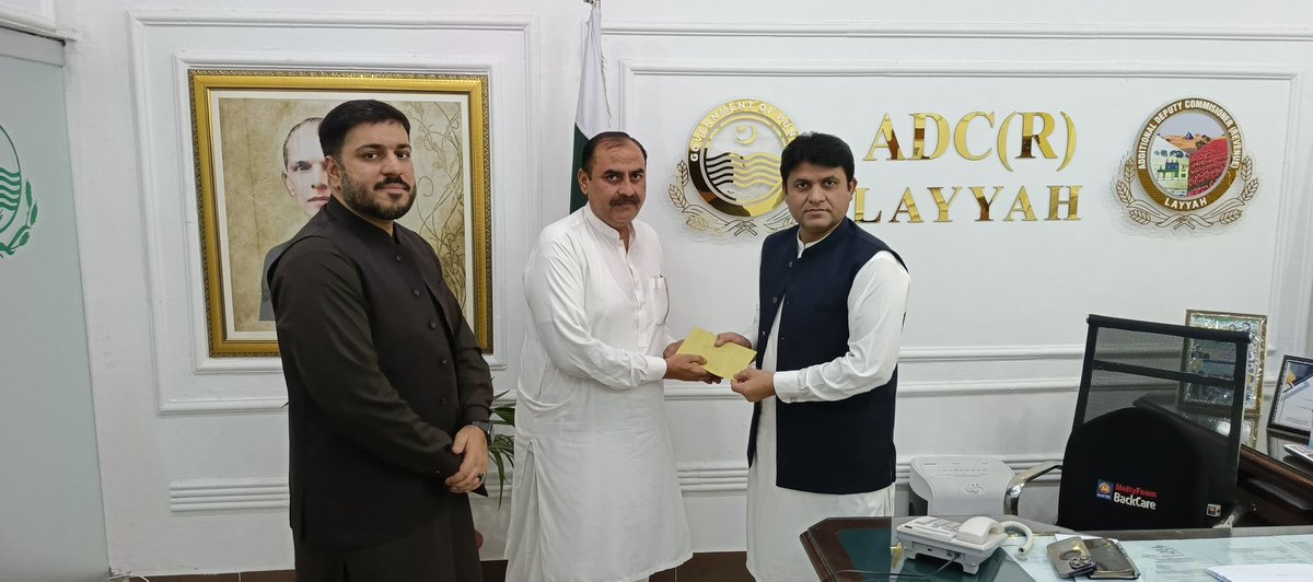 ضلع لیہ میں پلس پروجیکٹ کے تحت مشترکہ کھاتہ جات کی تقسیم میں بہترین کارکردگی پر ریونیو افسران کو ایڈیشنل ڈپٹی کمشنر ریونیو محمد شاہد ملک نے خصوصی انعام سے نوازا۔
پلس پروجیکٹ کے فوکل پرسن اور کوآرڈینیٹرز بھی موجود ہیں۔
<a href="/MaryamNSharif/">Maryam Nawaz Sharif</a> <a href="/CS_Punjab/">Chief Secretary Punjab</a> <a href="/Division_dgk/">Commissioner D.G.Khan Division</a>