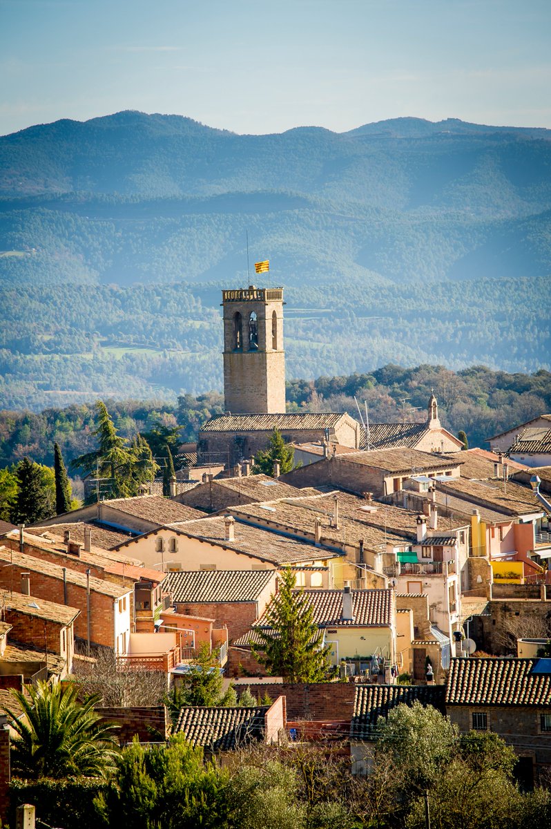 🪨 Sant Feliu Sasserra és conegut per la seva història lligada a les llegendes de bruixes, però també destaca pel seu paisatge modelat per materials sedimentaris i formes del relleu suau.

📍 Natura, memòria i geologia en una sola passejada.

📷 @carlesfortuny

#geoparc
