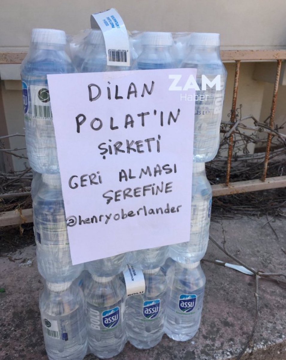 Bu milletin cehaletini hafife almayın Dilan Polat için su dağıtmışlar 😂😂 tamam kral senin için altın tozlu Türk kahvesi içer 😂😂