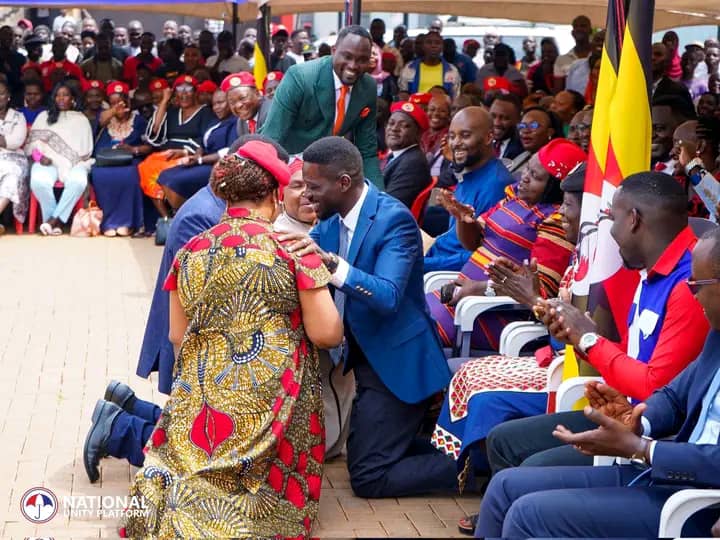 Mbidde's tweet image. Lesson :
Never engage in photographic interpretation with such haste and promptitude lest you will be the subject of chagrin and ignominy. Now see the true pic .
Am still mourning ☹️