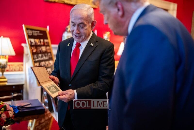RabbiUkraine's tweet image. A special gift: Prime Minister of Israel Benjamin Netanyahu gave President of USA Donald Trump a dollar received from the Lubavitcher Rebbe.