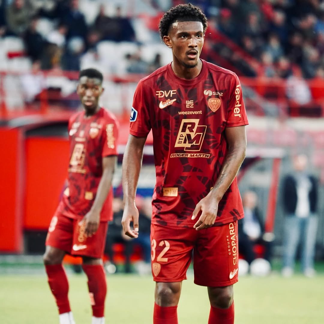 [🚨 INFO] En fin de contrat avec Dijon, Izak Akakpo s'est engagé avec Lorient, où il a signé son premier contrat professionnel (1+2) ✍️

Formé au TFC, le défenseur (2004) a également évolué à l'AS Muret et à l'US Colomiers. Il est apparu à six reprises la saison dernière en N1.