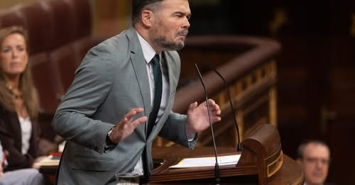pepeluspain's tweet photo. ¡Pero si lo que quieres tú es echar de España no es a esos dos, sino a todos los vascos y catalanes!
Eso sí, mientras lo consigues, te pegas la vida padre a costa del dinero público.
Es otra de las ideas nefastas de esta putrefacta democracia parlamentaria del 78.#rufian #canall https://t.co/HyJqAl5VSl