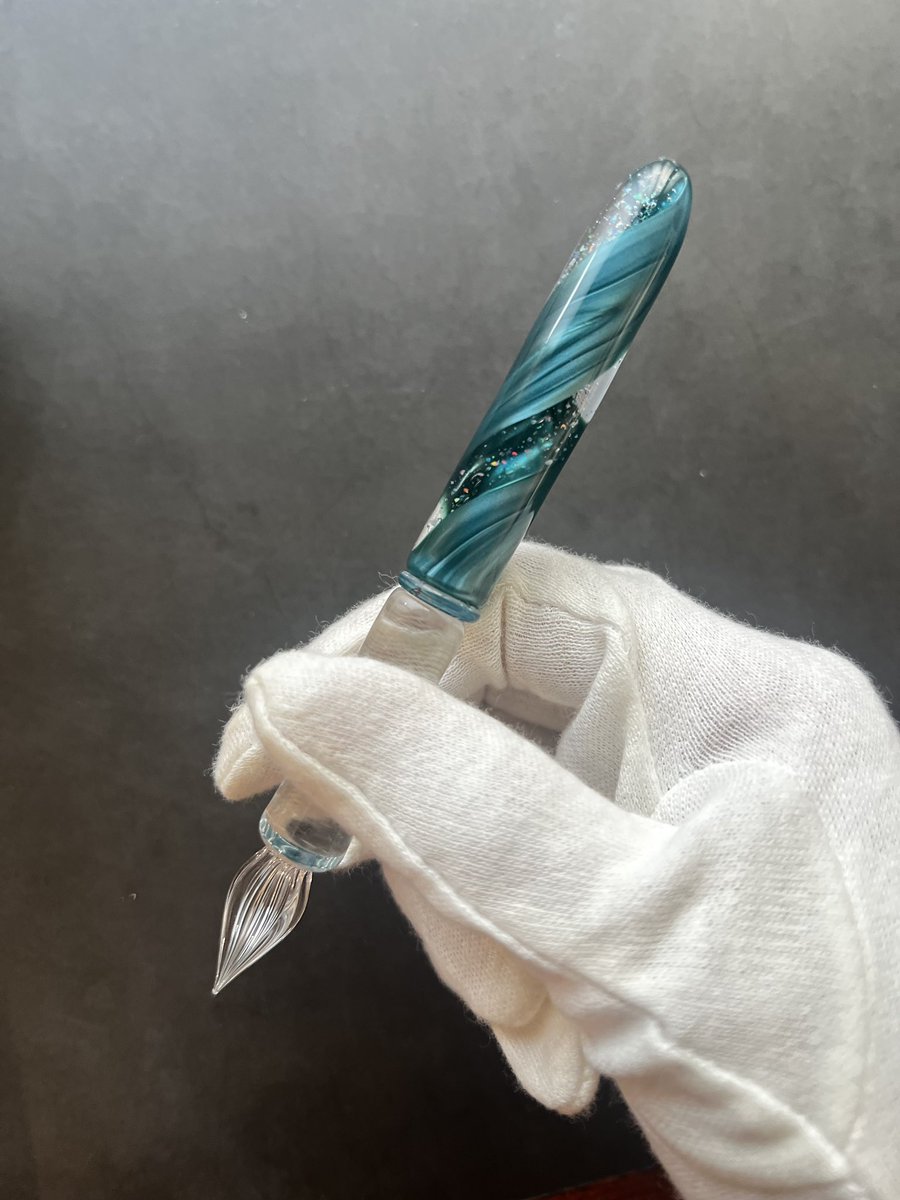 guridrops's tweet photo. ガラスペン万博オークション作品①

色華硝子×glass工房ココロイロ コラボレーション
ネプチュニウム×クラッシュオパールのガラスペンとプチドラゴン達のペンスタンド

🎯オークション期間🎯
7/11(金)21:00〜7/13(日)21:00

🏮オークションサイトのURL
https://t.co/lWKW2JzIhl https://t.co/j1tvDZlff5