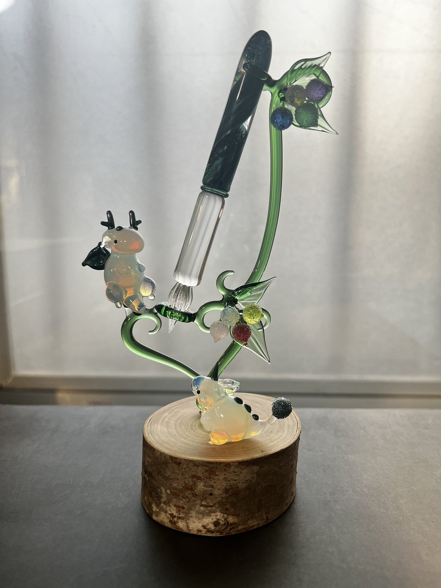 ガラスペン万博オークション作品①

色華硝子×glass工房ココロイロ コラボレーション
ネプチュニウム×クラッシュオパールのガラスペンとプチドラゴン達のペンスタンド

🎯オークション期間🎯
7/11(金)21:00〜7/13(日)21:00

🏮オークションサイトのURL
yoh-yoh.com/shops/@glasspe…