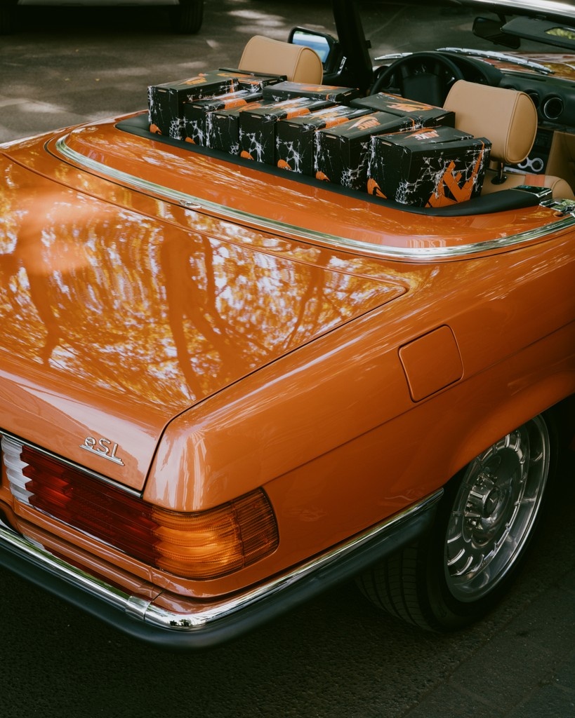 AFEWSTORE's tweet image. SHOP LINK ➡️ l8r.it/T7pU

We brought MJ’s story back to the streets. One car. One colorway. One unforgettable drop.
⁠
🗓 AJ1 'Shattered Backboard' drops July 12. Don’t miss your second shot.

#ShatteredBackboard #AFEWStore #AirJordanRelease