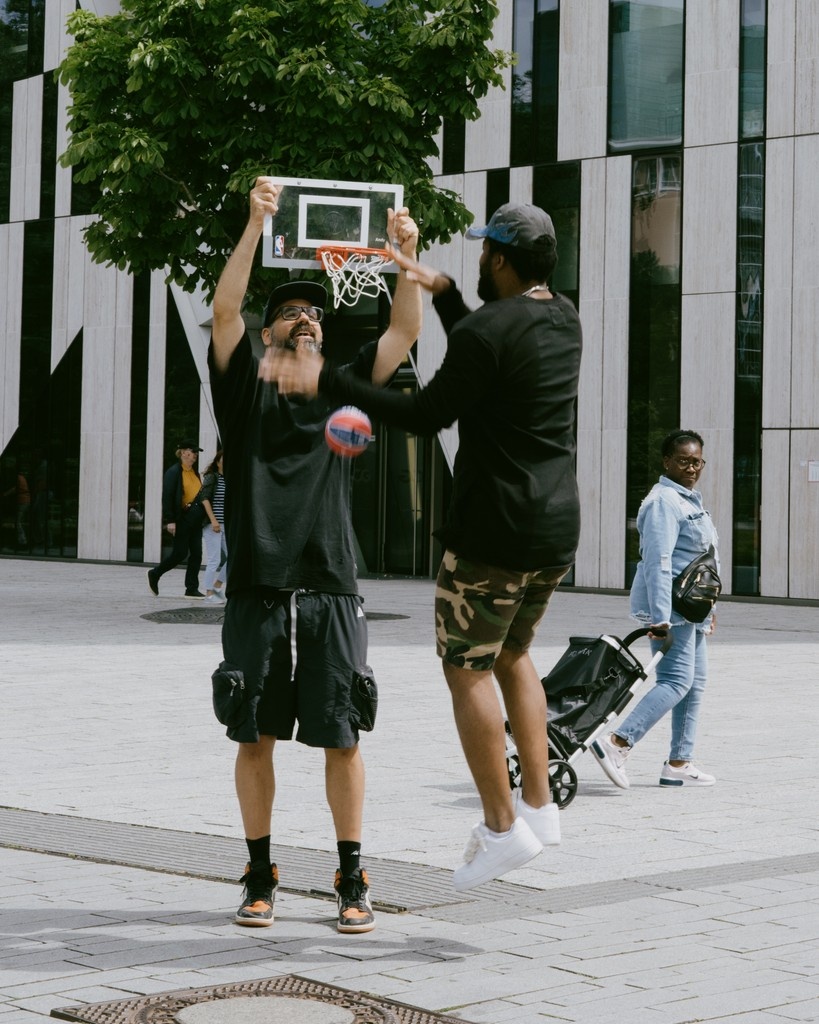 AFEWSTORE's tweet image. SHOP LINK ➡️ l8r.it/T7pU

We brought MJ’s story back to the streets. One car. One colorway. One unforgettable drop.
⁠
🗓 AJ1 'Shattered Backboard' drops July 12. Don’t miss your second shot.

#ShatteredBackboard #AFEWStore #AirJordanRelease