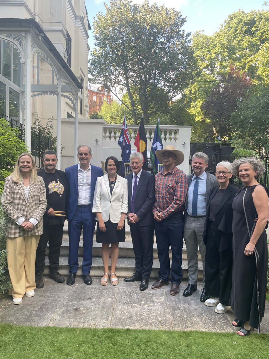 CatherineWest1's tweet image. Thank you @AusHouseLondon 🇦🇺🇬🇧 for this week’s reception celebrating the incredible art of Emily Kam Kngwarray. It was the perfect way to honour NAIDOC week in its 50th year and to reflect on First Nations people's history, their strength, vision & legacy.