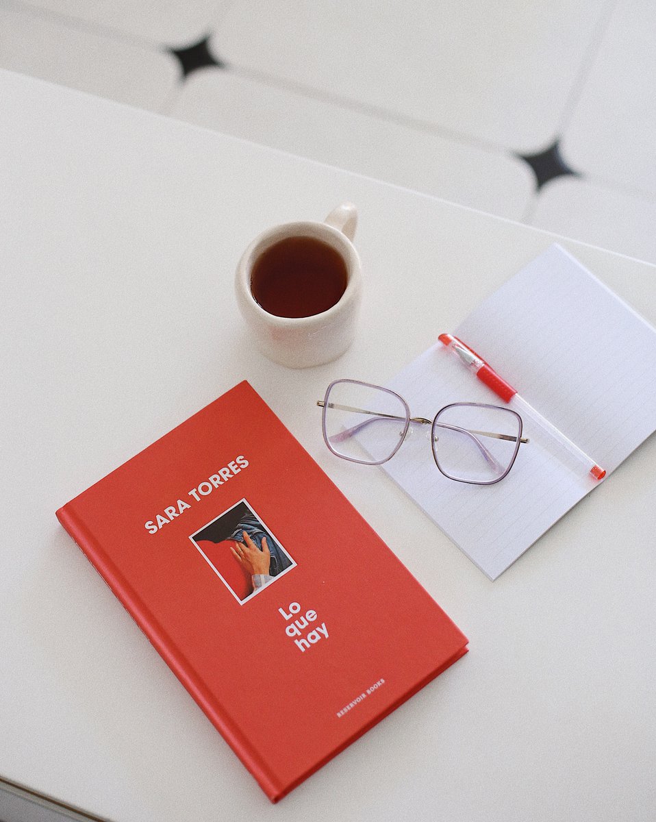 «Los capítulos de la obra transmiten fuertes contrastes entre la inocencia y la crudeza, el placer y el vacío, el aislamiento en una cama a solas y junto a otro cuerpo».

✍️ <a href="/margalera9/">Mar Galera🫧</a>, <a href="/zendalibros/">Zenda</a>.
🔗 zendalibros.com/sara-torres-re…