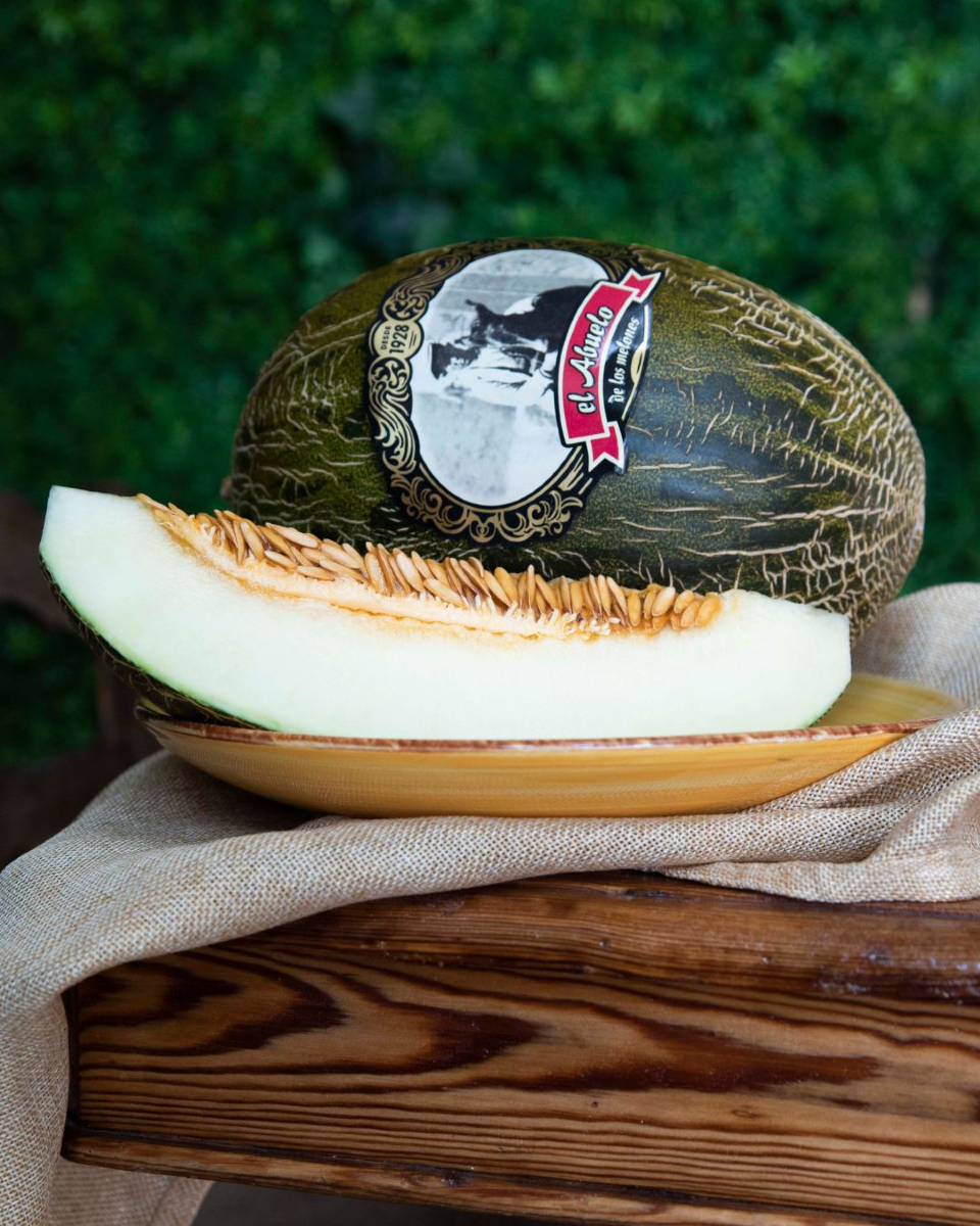 ¿Por qué el melón es tan bueno en verano? 🍈☀️

Porque refresca al primer bocado.
Porque es dulce, en su punto justo.
Porque ayuda a hidratarte con sabor.
Porque va bien en cualquier momento del día.