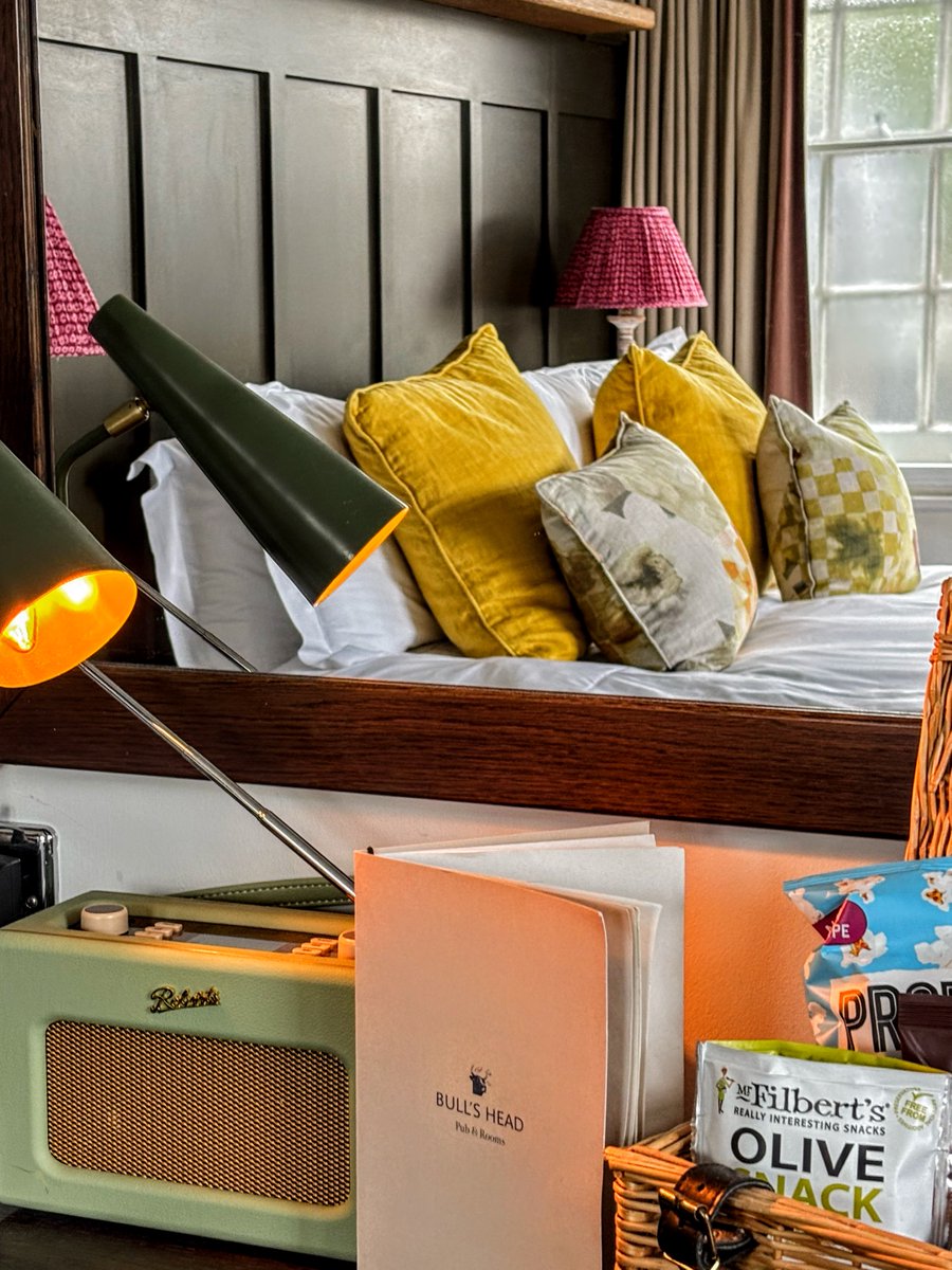 Everyone deserves a little getaway this summer - the snacks are stocked and this King bed is calling your name..☀️

@youngspubs @youngsrooms #stayyoungs