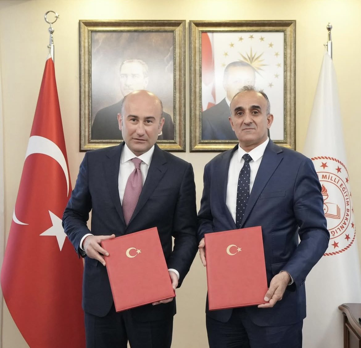 İcra Kurulu Başkanımız Sayın Hüseyin Yücel’in, Milli Eğitim Bakanlığı adına Erzurum Valiliği İl Milli Eğitim Müdürlüğüne teslim edilmek üzere Bahçeşehir Koleji tarafından hayata geçireceği 24 derslikli yeni bir ortaokul yapılmasına yönelik proje kapsamında protokoller tamamlandı.