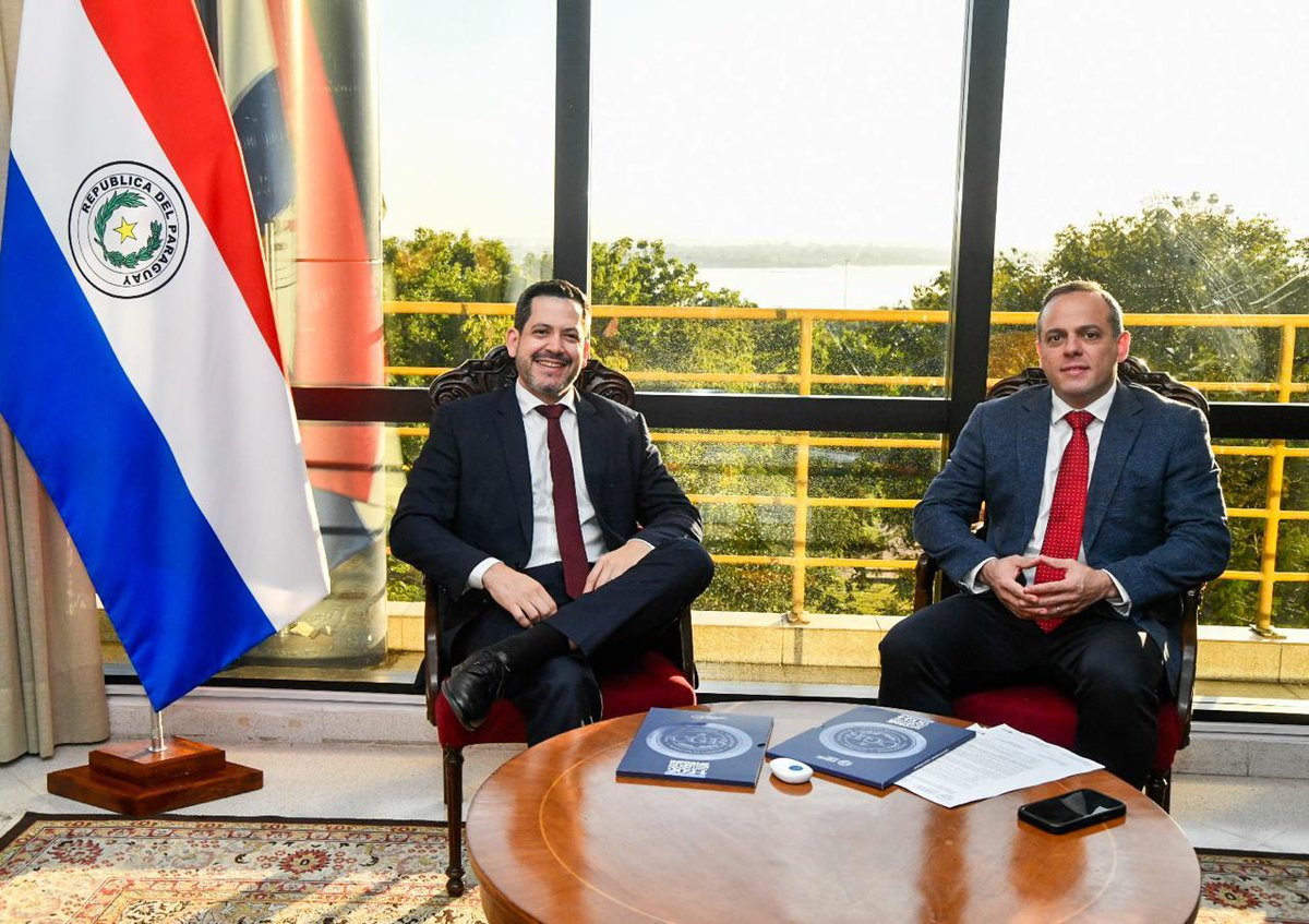 El presidente de Diputados, Dr. Raúl Latorre (ANR-Capital), recibió del contralor general de la República, Dr. Camilo Benítez, y el subcontralor general, Dr. Augusto Paiva el informe y la memoria anual correspondiente a la gestión 2024 de la Contraloría General de la República.