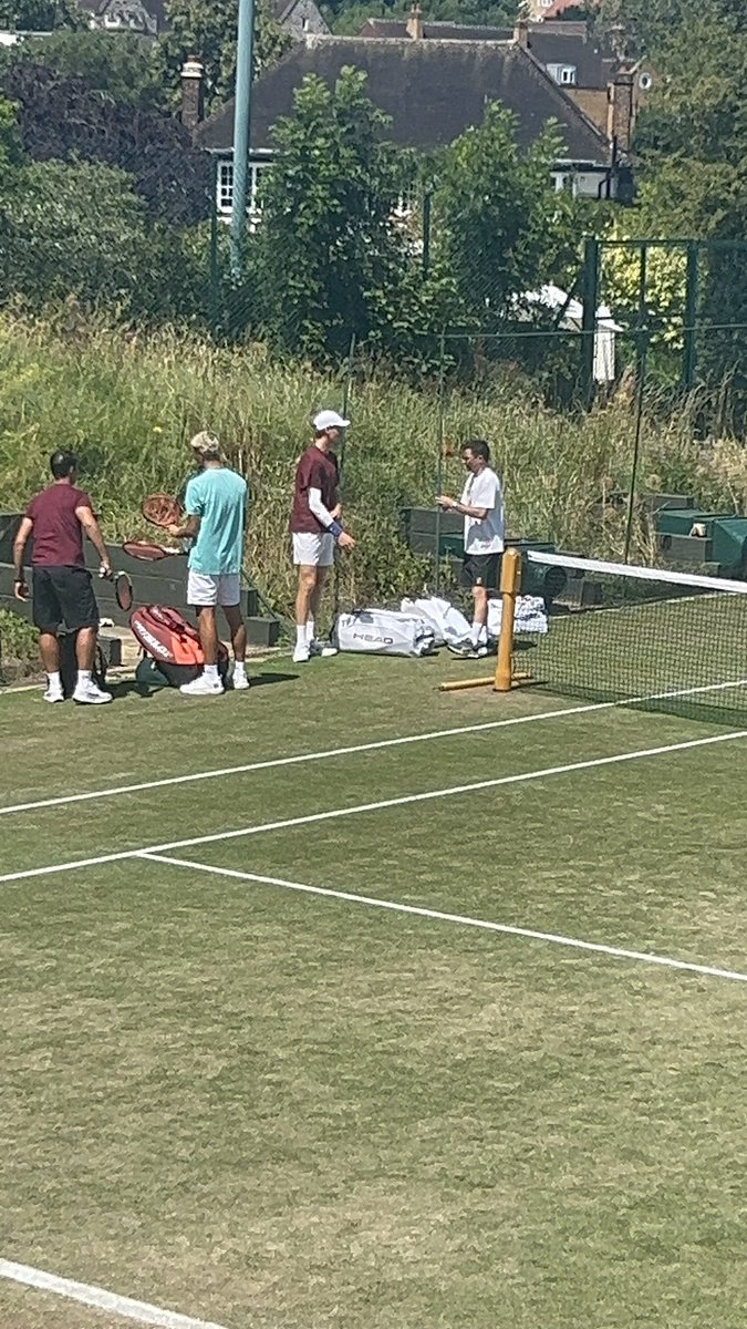 LuigiAnsaloni's tweet image. #Sinner in campo per l'allenamento con #Basile. Ancora manicotto al gomito ma zero fastidio #Wimbledon