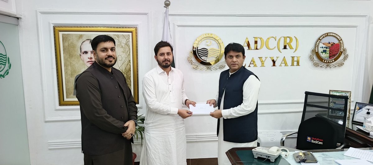ضلع لیہ میں پلس پروجیکٹ کے تحت مشترکہ کھاتہ جات کی تقسیم میں بہترین کارکردگی پر ریونیو افسران کو ایڈیشنل ڈپٹی کمشنر ریونیو محمد شاہد ملک نے خصوصی انعام سے نوازا۔
پلس پروجیکٹ کے فوکل پرسن اور کوآرڈینیٹرز بھی موجود ہیں۔
<a href="/MaryamNSharif/">Maryam Nawaz Sharif</a> <a href="/CS_Punjab/">Chief Secretary Punjab</a> <a href="/Division_dgk/">Commissioner D.G.Khan Division</a>