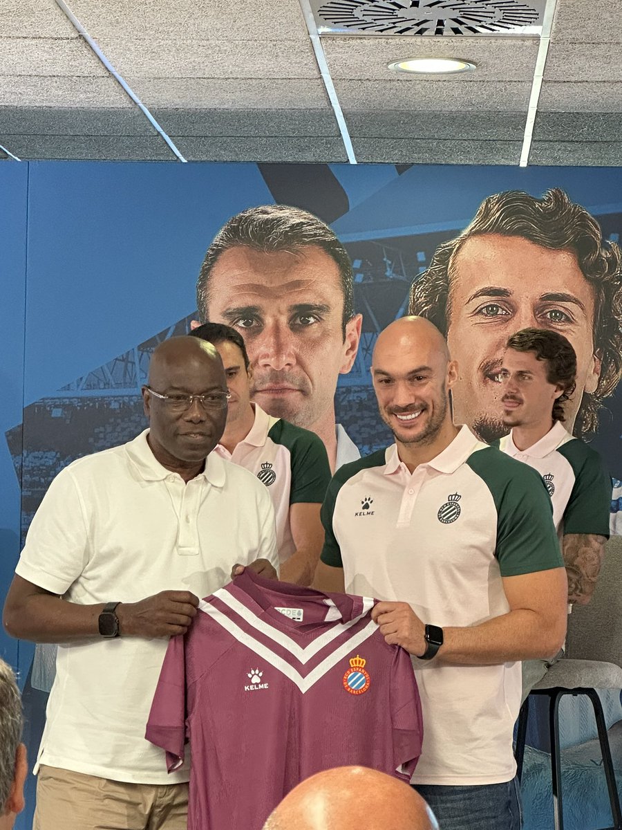 PRIMER EQUIPO | ‼️ Una de las camisetas de portero será de color burdeos

🤝 Tommy N’Kono le ha hecho entrega de la equipación a Marko Dmitrovic 

#rcde #SomEl1900 #El1900