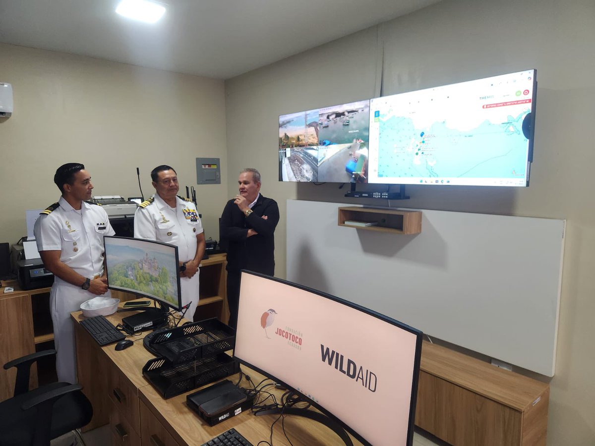 #Galápagos || Durante un acto oficial realizado en la Capitanía de Puerto Villamil, se realizó la inauguración de la nueva Sala de Monitoreo de la Capitanía, un espacio que fortalecerá las capacidades operativas y de vigilancia de la Armada del Ecuador en la isla Isabela.