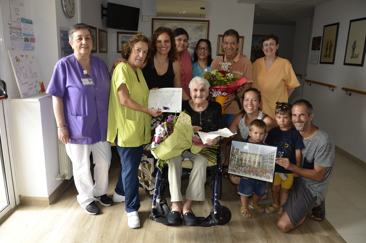 ajmanresa's tweet photo. 🎂 L'Ajuntament de Manresa homenatja Càndida Clua Ibarrola pel seu centenari

💐 La regidora de Drets Socials i Persones Grans @Marionahoms li ha lliurat un obsequi i un ram de flors en nom del consistori

ℹ️ https://t.co/HkRqVm2HFY https://t.co/GqZTdDkOLt