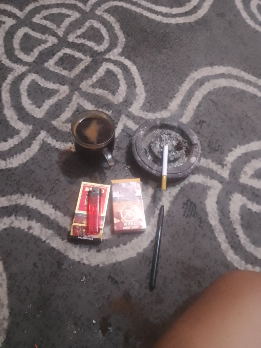 TeddyAngga82941's tweet photo. Berteman rokok dan kopi https://t.co/j0N1rCuqW5