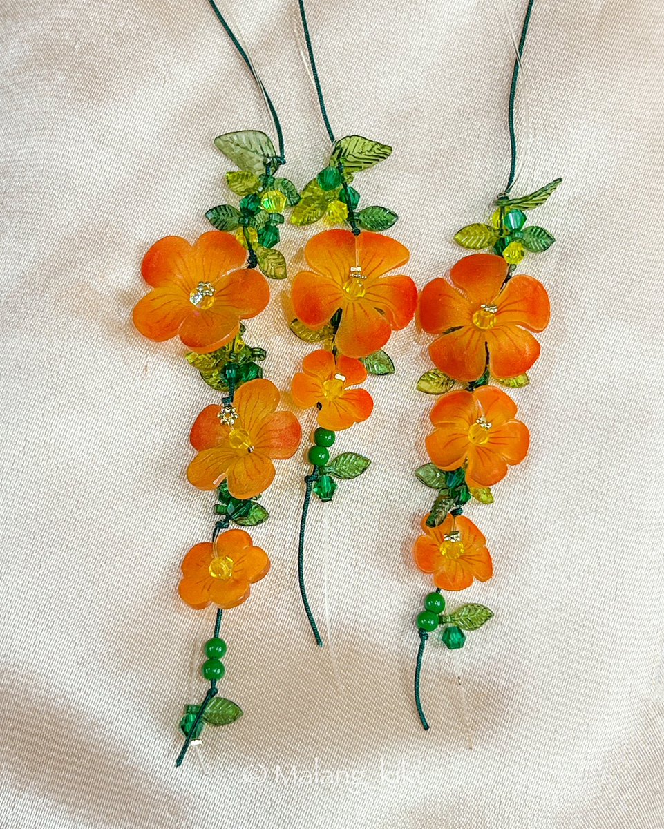 한 계절의 열기를 접어 책장 위에 걸어두려 합니다.