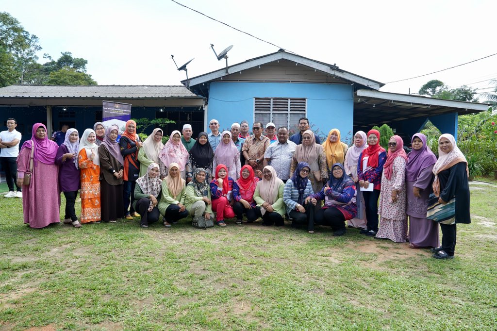 Pagi tadi, saya berada di Felda Bukit Aping Timur, Kota Tinggi bagi bersama-sama masyarakat di sini dalam Program Santai Bersama Komuniti.

Program ini adalah cukup penting dan bermakna kerana selain berpeluang menyantuni mereka, saya juga dapat memahami segala isu dan cabaran