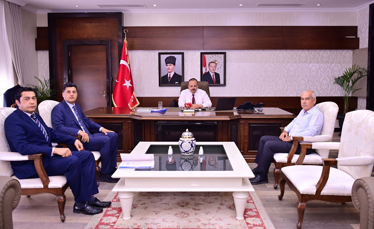 T.C. Aydın Valiliği (@aydinvaliligi) on Twitter photo Aydın ASTİM OSB Yönetim Kurulu Başkanı Gökhan Maraş ve beraberindeki heyet,
Vali <a href="/YakupCanbolat/">Yakup CANBOLAT</a>'ı makamında ziyaret etti. Aydın ASTİM OSB Yönetim Kurulu Başkanı Gökhan Maraş ve beraberindeki heyet,
Vali <a href="/YakupCanbolat/">Yakup CANBOLAT</a>'ı makamında ziyaret etti.