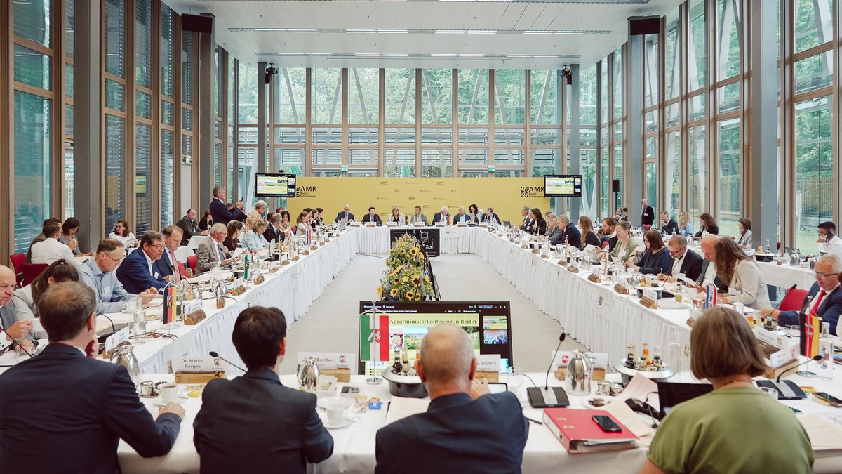 Die Zukunft der Gemeinsamen 🇪🇺 Agrarpolitik (#GAP) ab 2028 steht im Fokus der heutigen Sonder-#Agrarministerkonferenz (#AMK) in Berlin. Bundesminister Alois Rainer und seine Länderkolleginnen und -kollegen arbeiten an einer gemeinsamen Position für eine starke GAP.